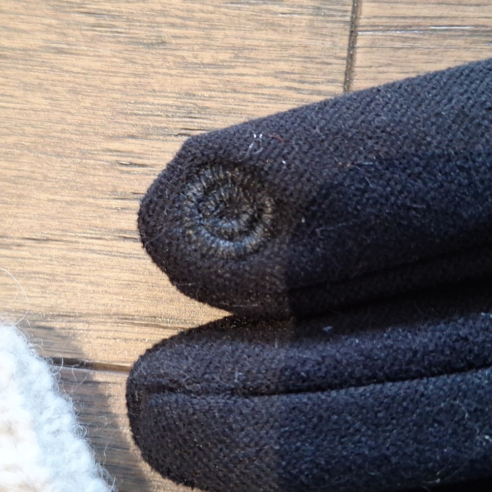 🆕️Hat and gloves[O/S] - Picture 4 of 4